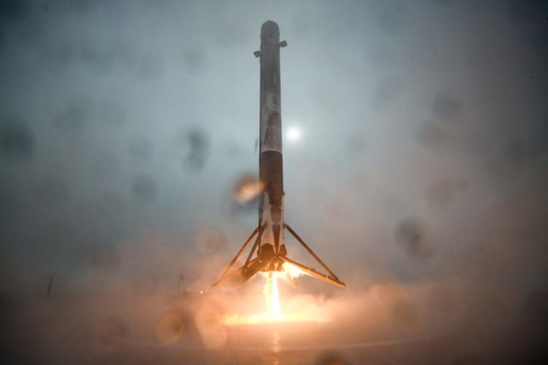 Illustration for article titled SpaceX Keeps Getting Closer to Nailing Its Barge Landing